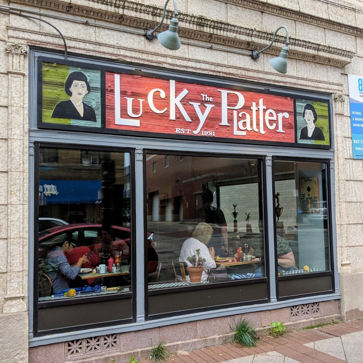 Lucky Platter interior