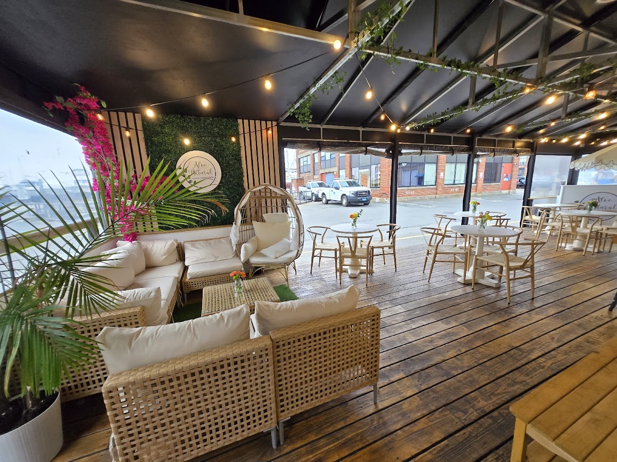 Aloe Natural Açaí & Coffee Shop interior