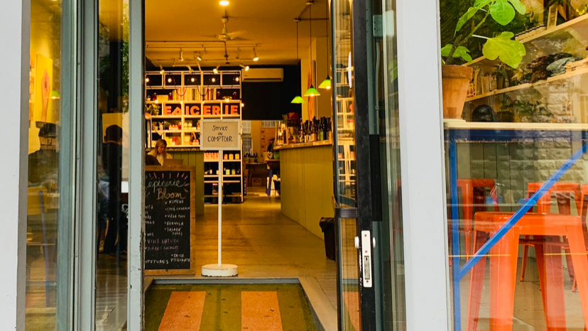Le Cafe Bloom interior