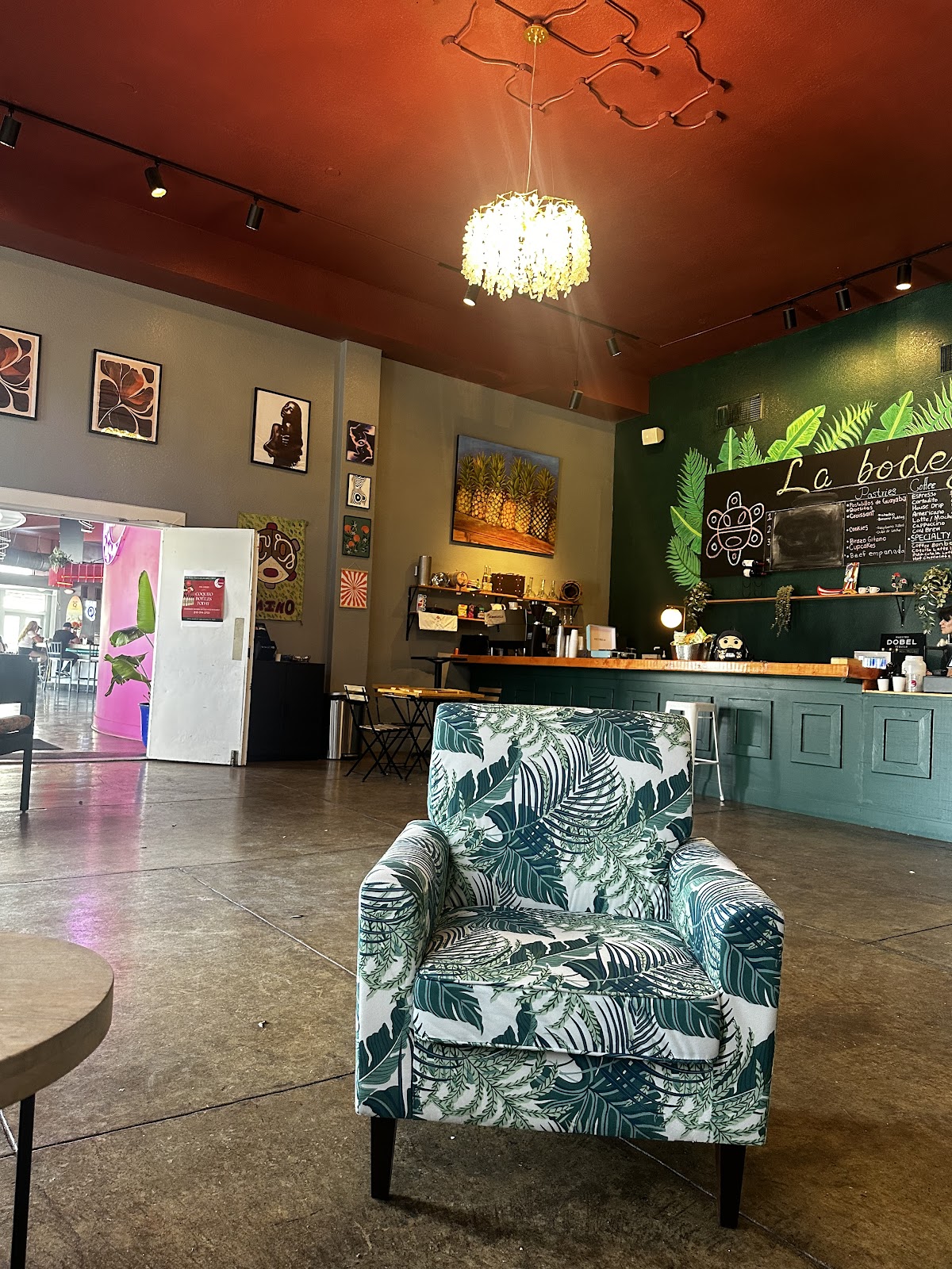 Bodega Luna Rosa interior