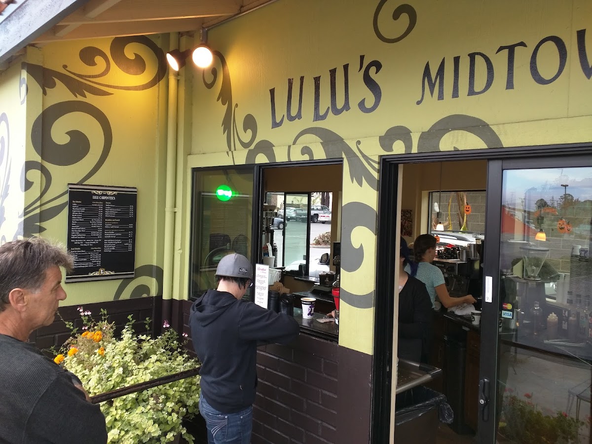 Lulus Midtown interior