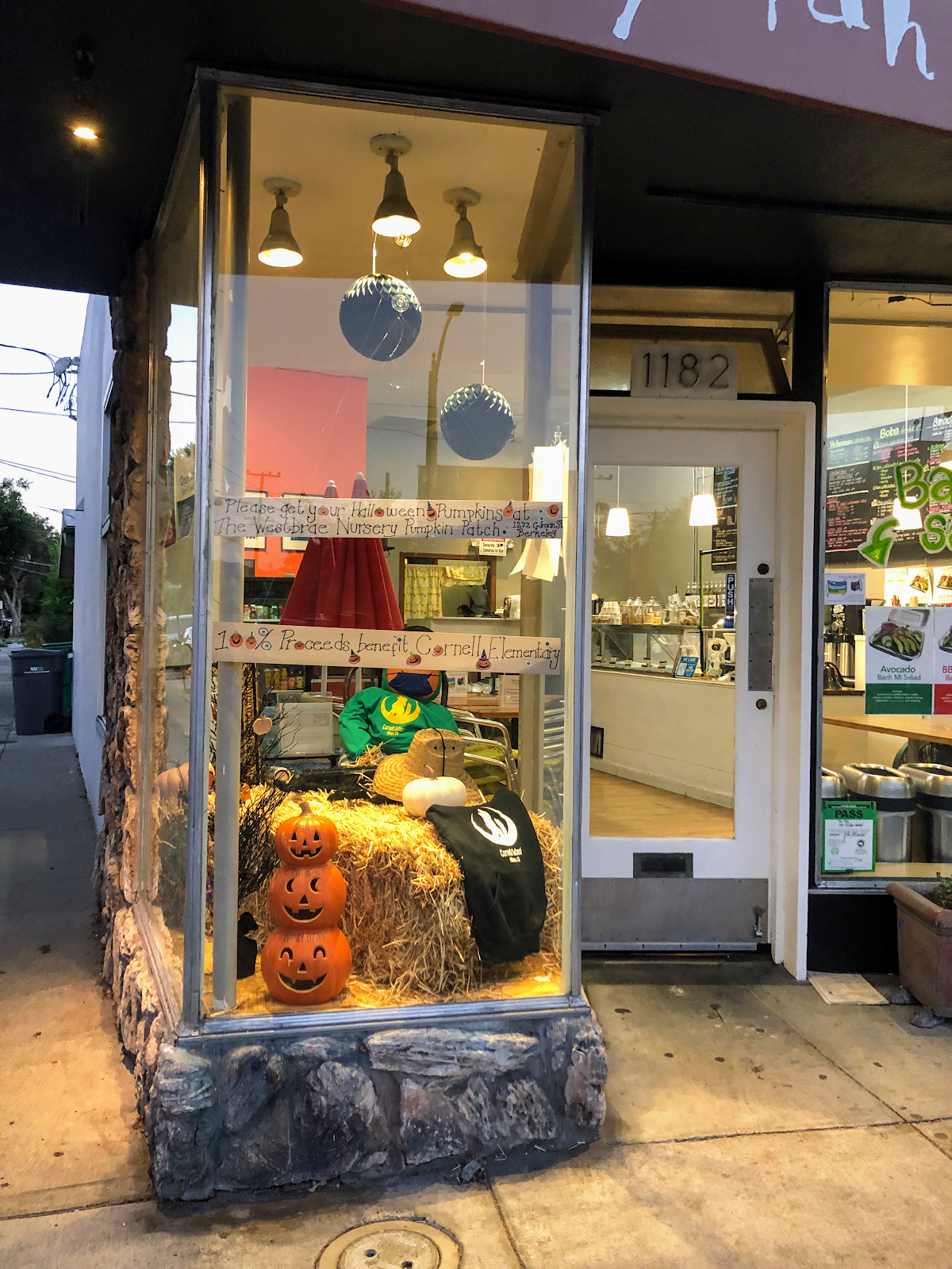Tay Tah Cafe interior