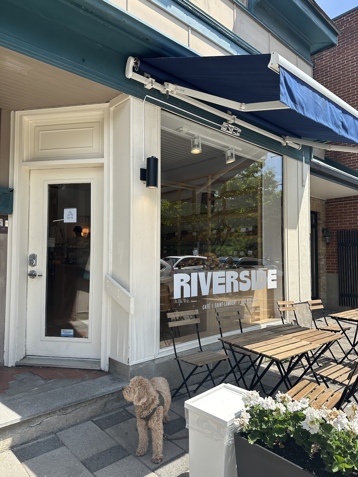Le Riverside Café interior
