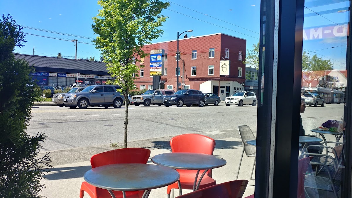 Artigiano Main St. interior