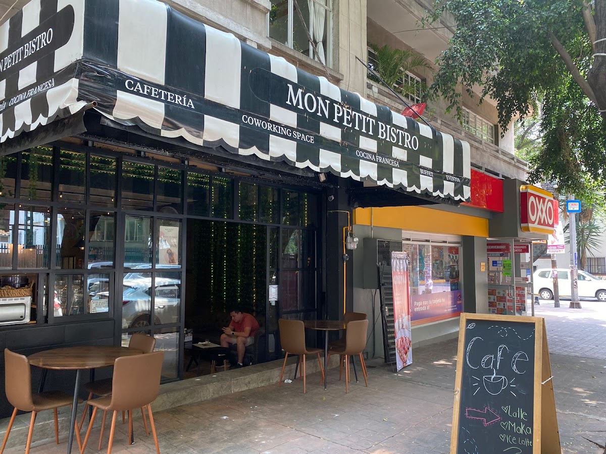 Montmarte Cafeteria and Coworking interior