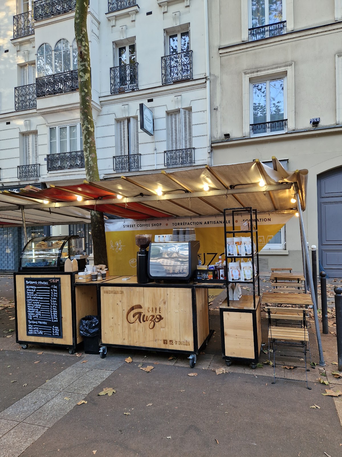 Café Guzo - Street Coffeeshop marché Pte Dorée interior