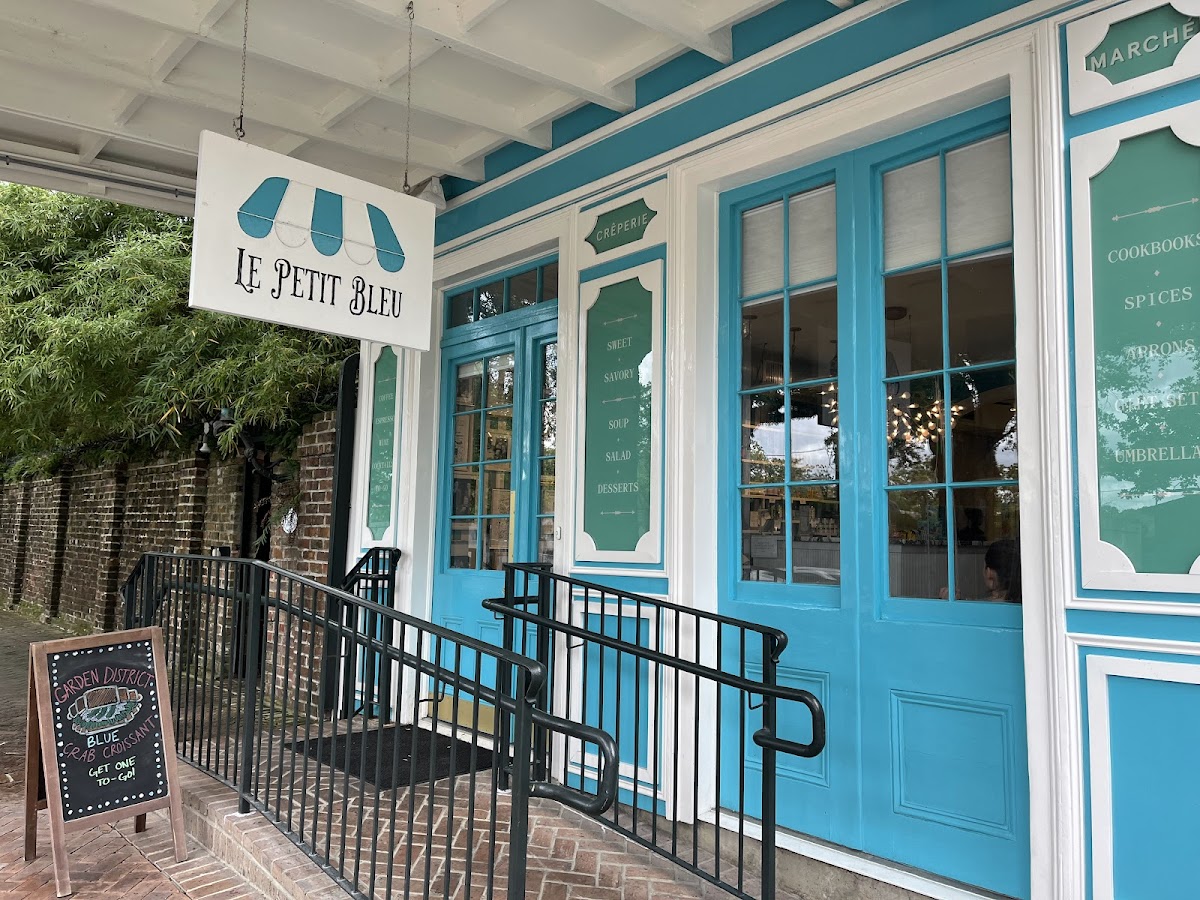 Le Petit Bleu interior
