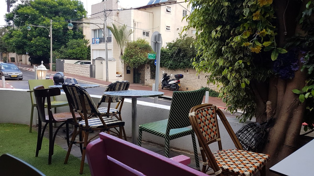 Cafe Hamakolet interior