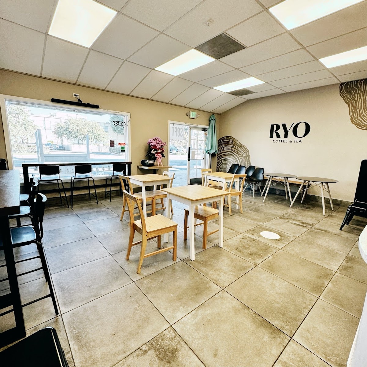 Ryo Coffee & Tea interior