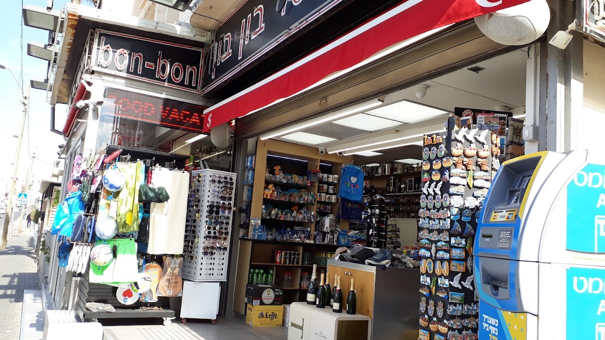 קיוסק מול הים interior