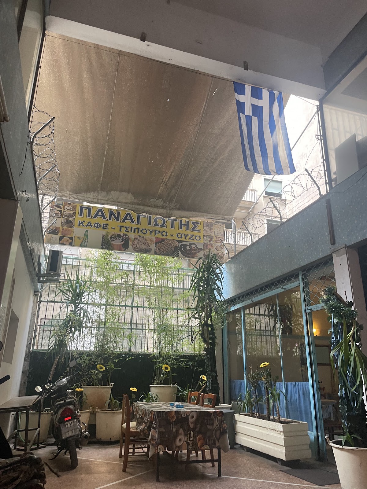 Cafeneio Ouzeri Panagiotis interior