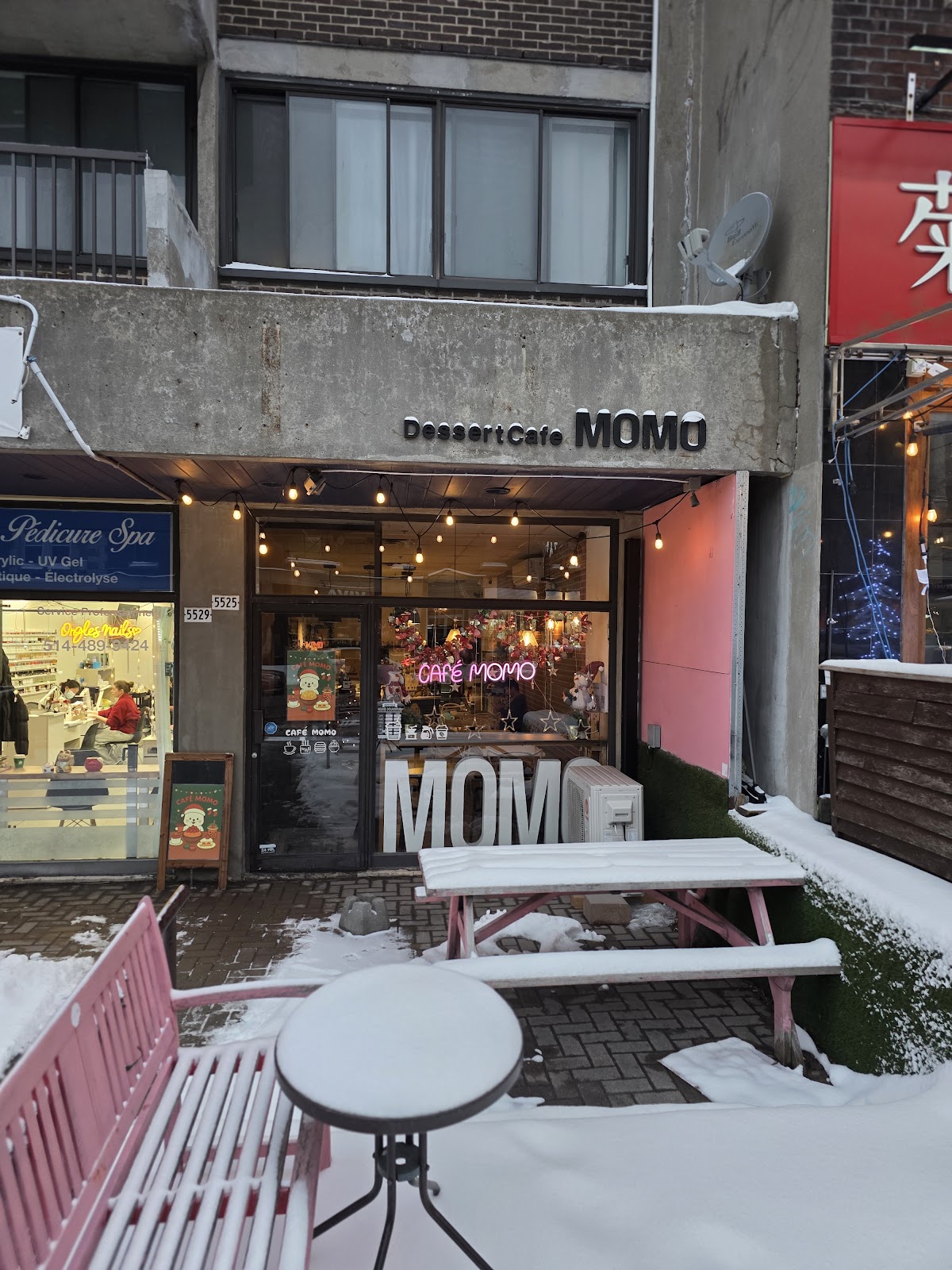 Dessert Cafe MOMO interior