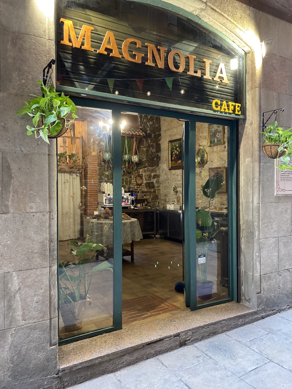 Magnolia café interior