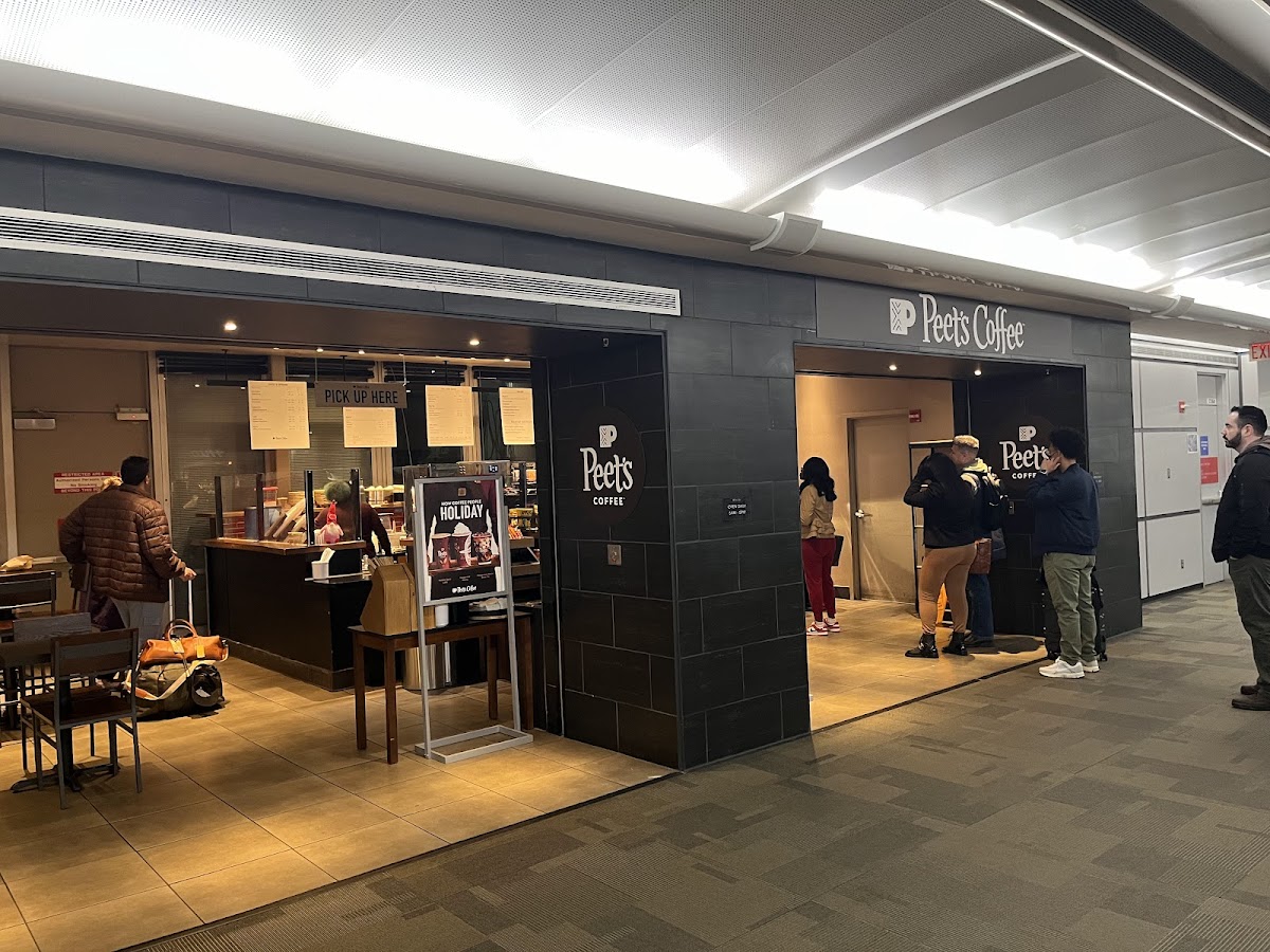 Peet’s Coffee interior