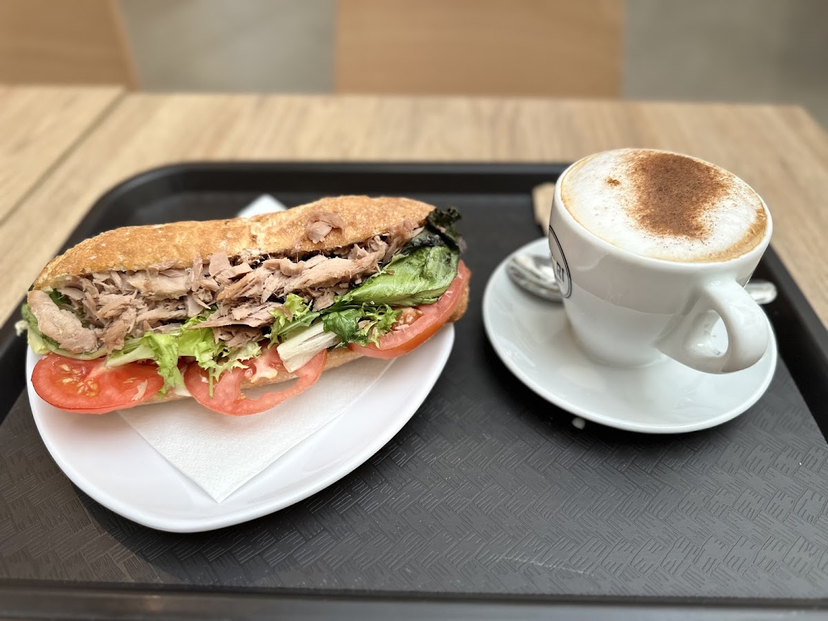 Vivari Coffee & Bakery interior