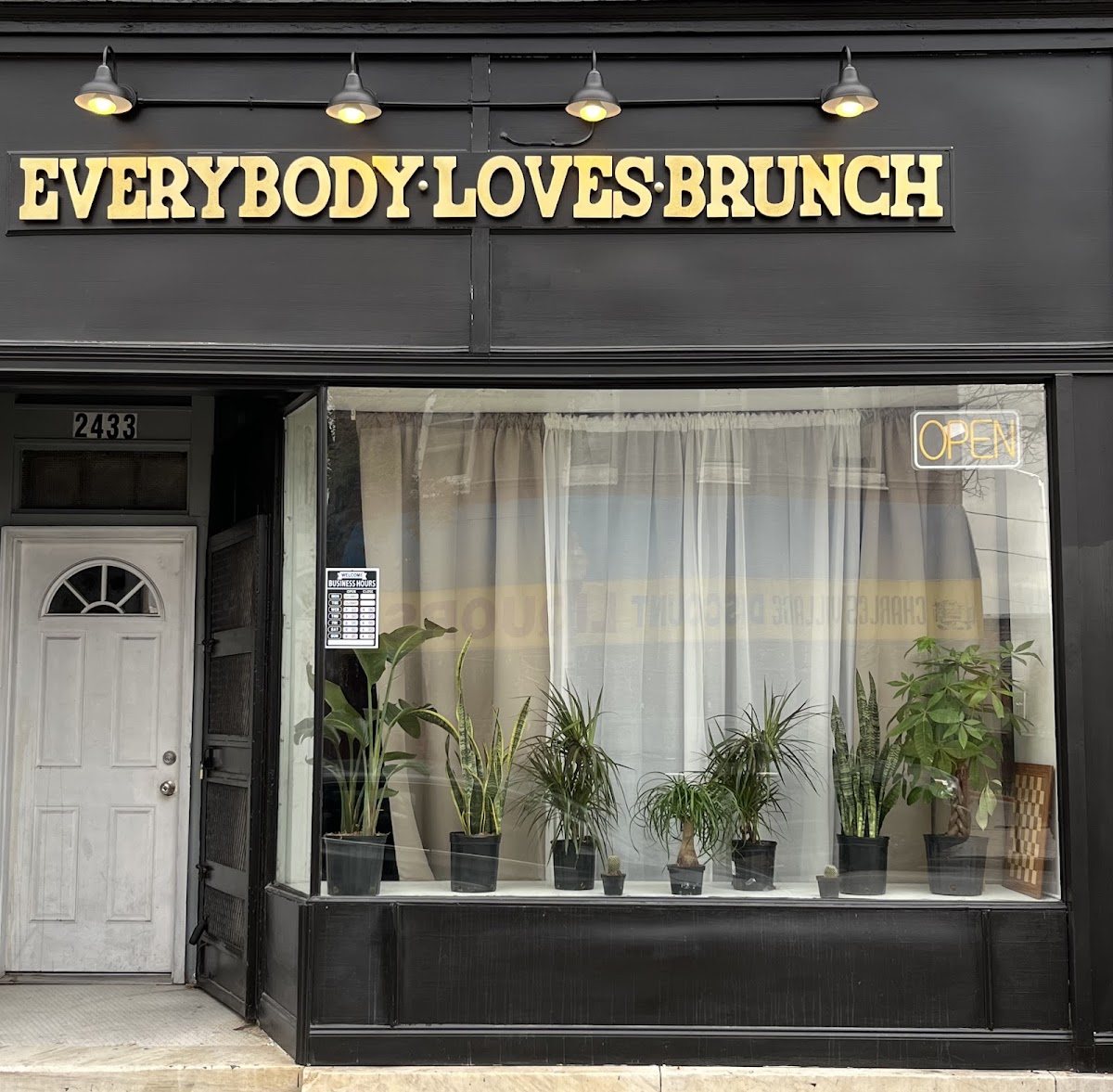 Everybody Loves Brunch interior