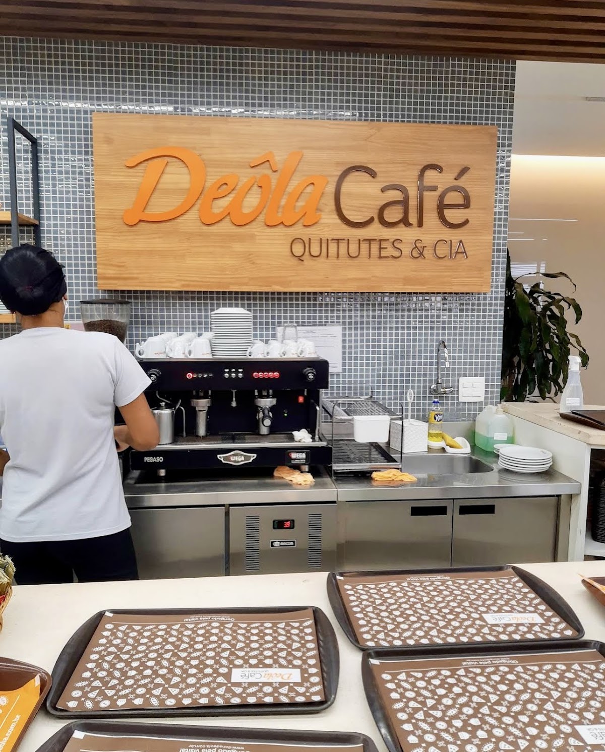 Deola Cafe, Quitutes e Cia interior
