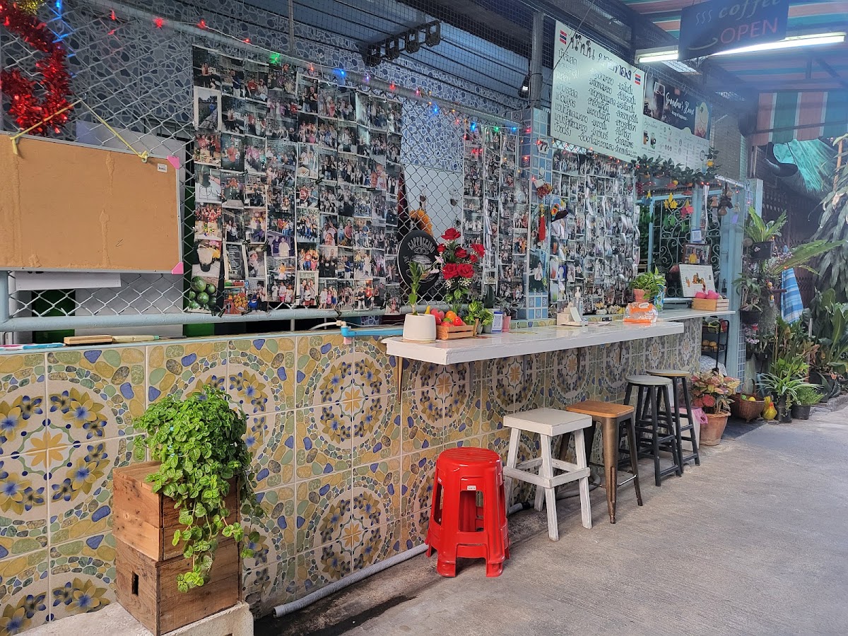 AuntyThong smoothy juice interior