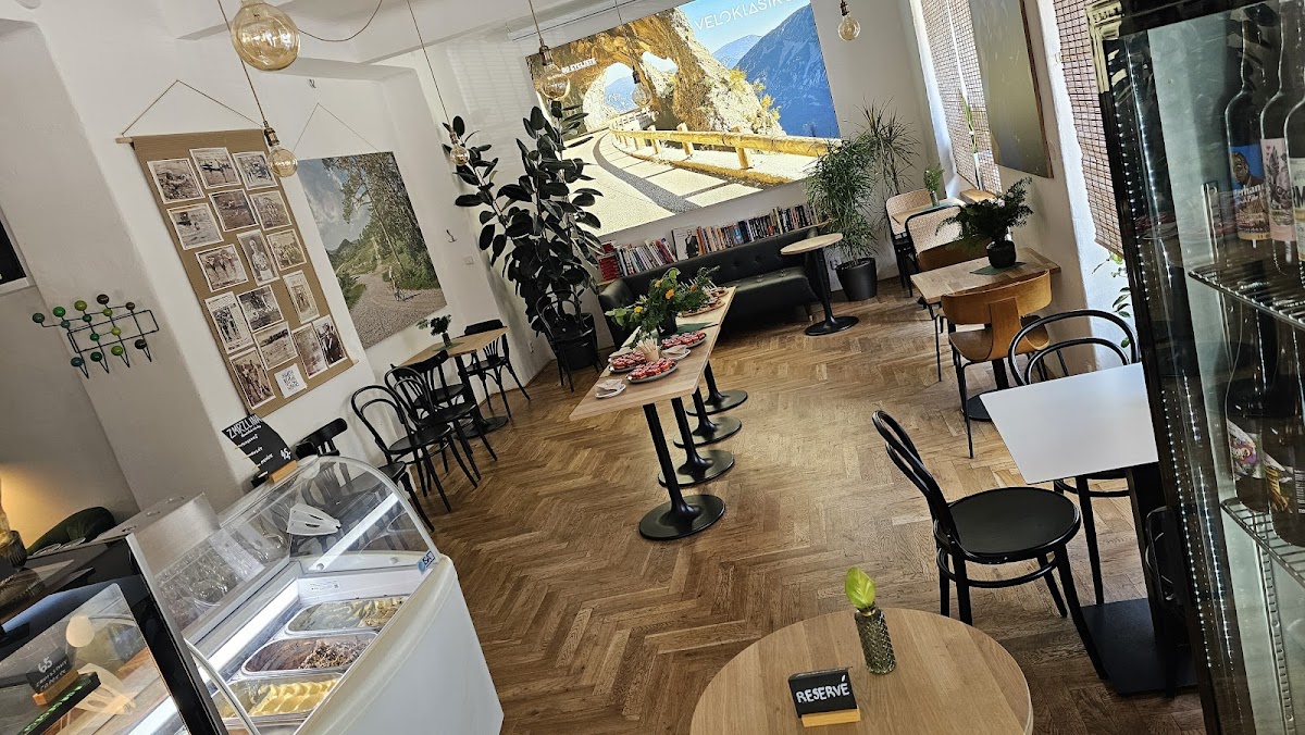Café Veloklasik interior