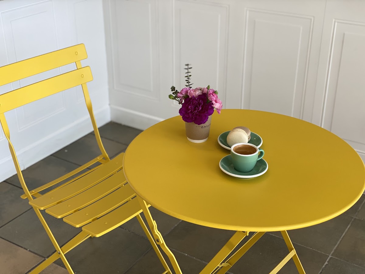 Le cafe eblouir interior