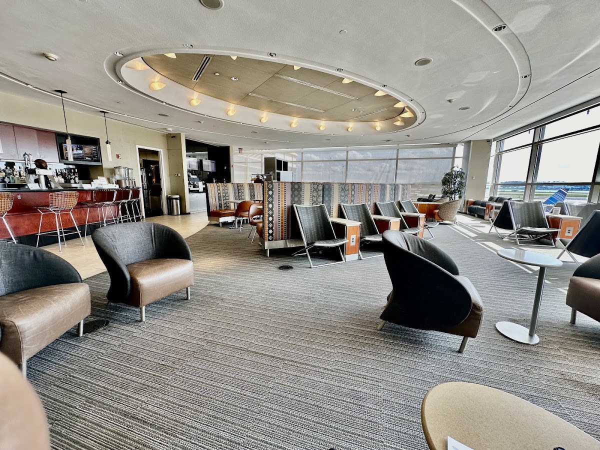 American Airlines Admirals Club (Concourse C) interior