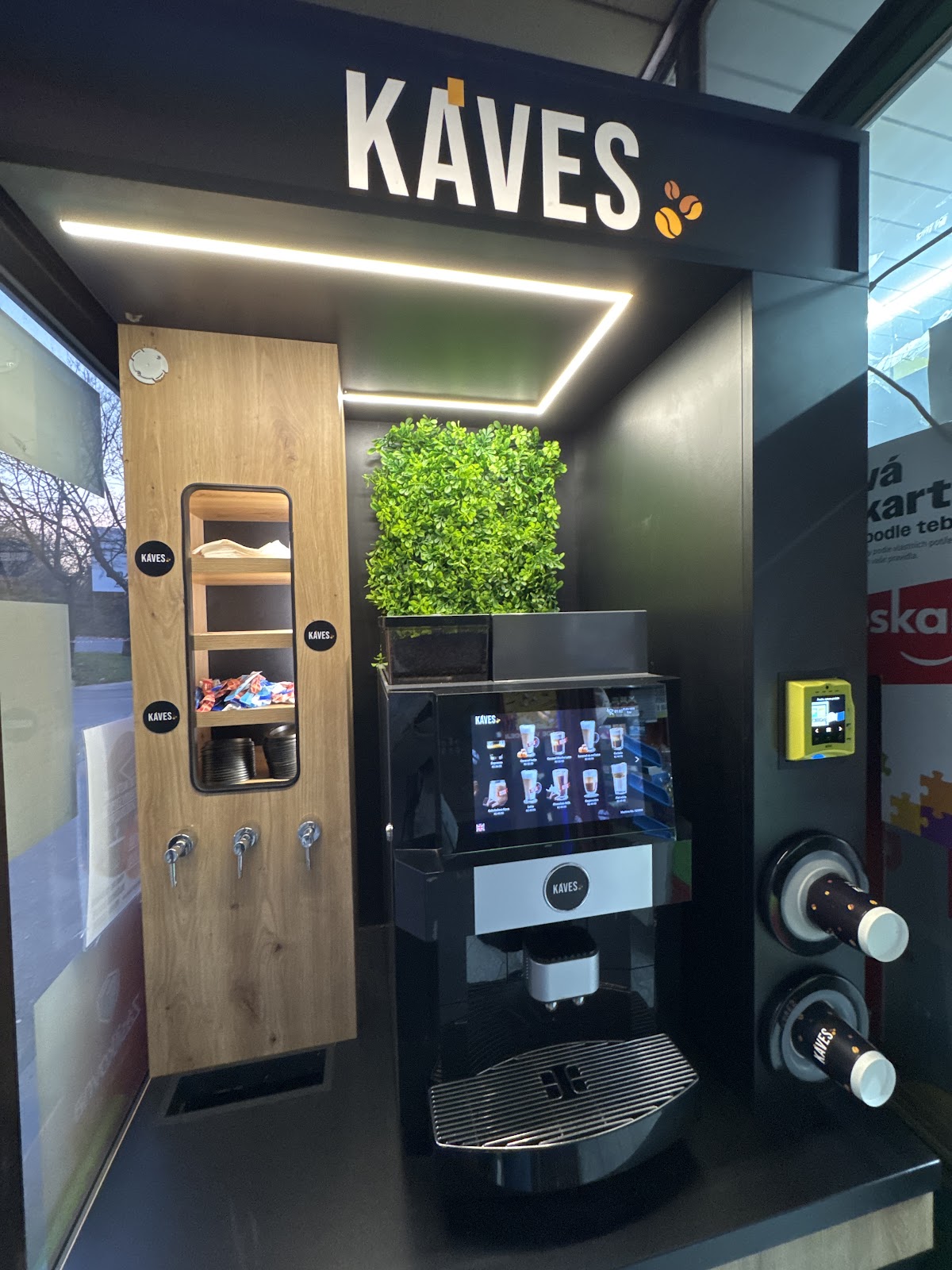 Čerstvě mletá káva z českých pražíren - KÁVES interior