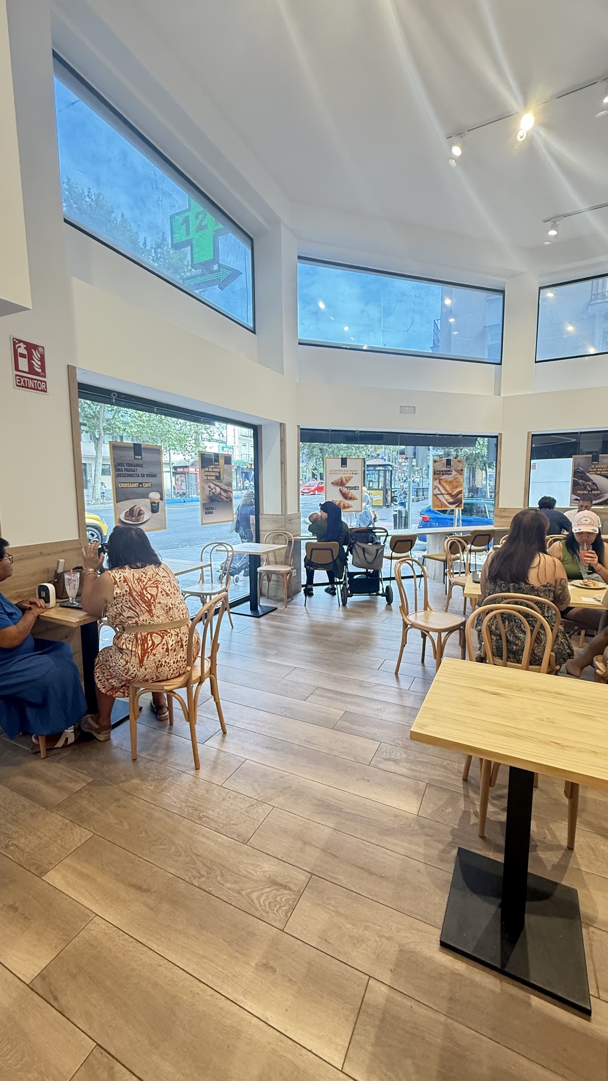 VIVARI Coffee & Bakery interior