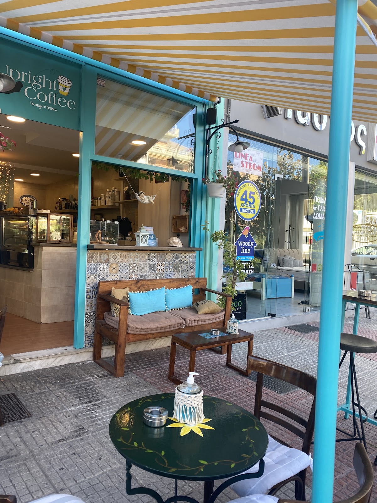 Upright coffee interior