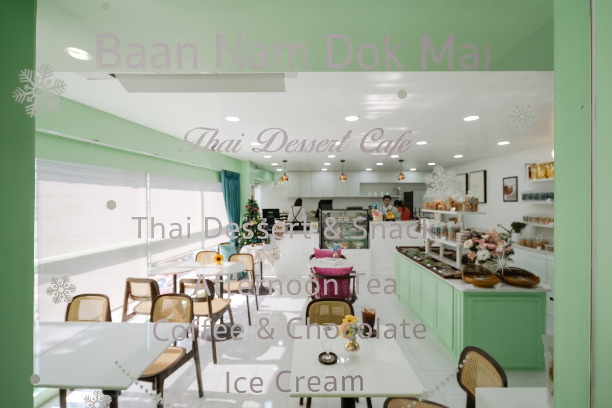 Baan Nam Dok Mai interior
