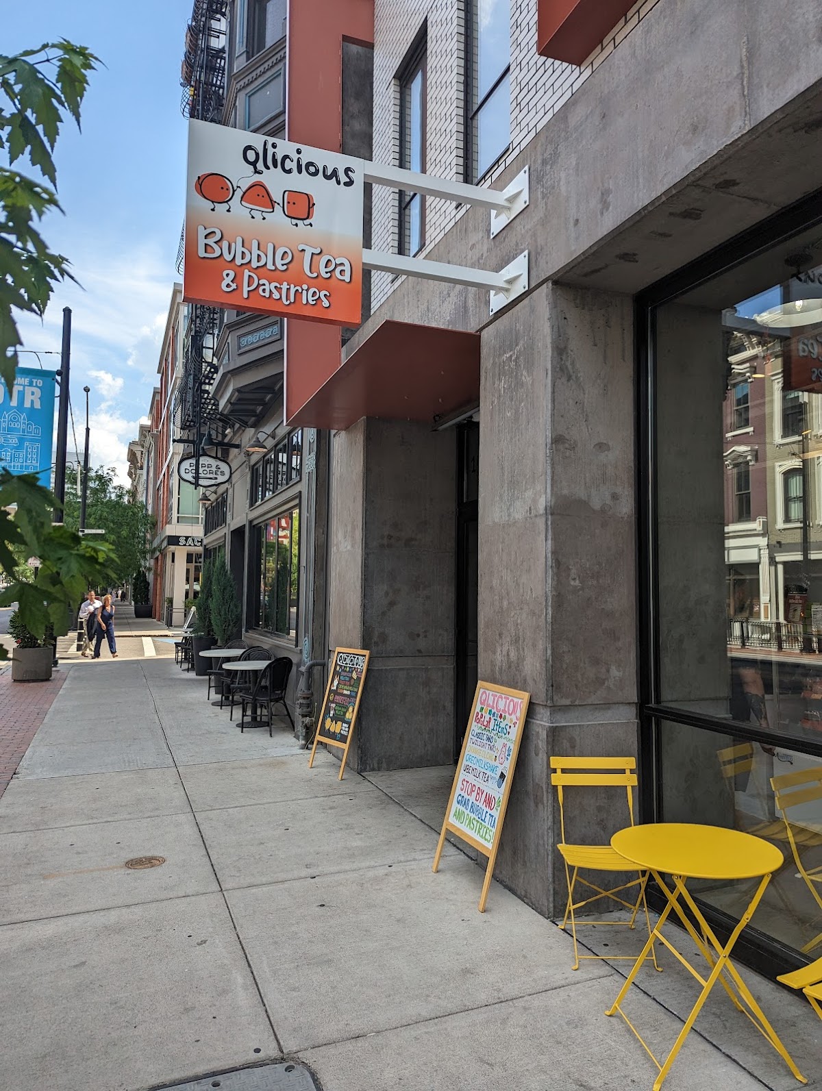 Qlicious Bubble Tea & Pastries interior