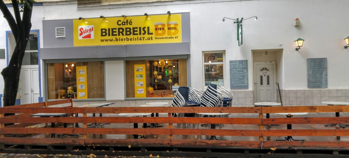 Bierbeisl interior