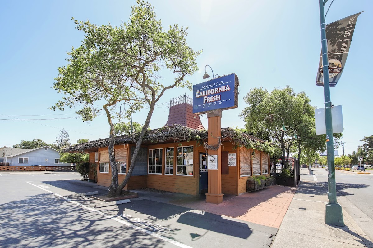Manny's California Fresh Cafe interior