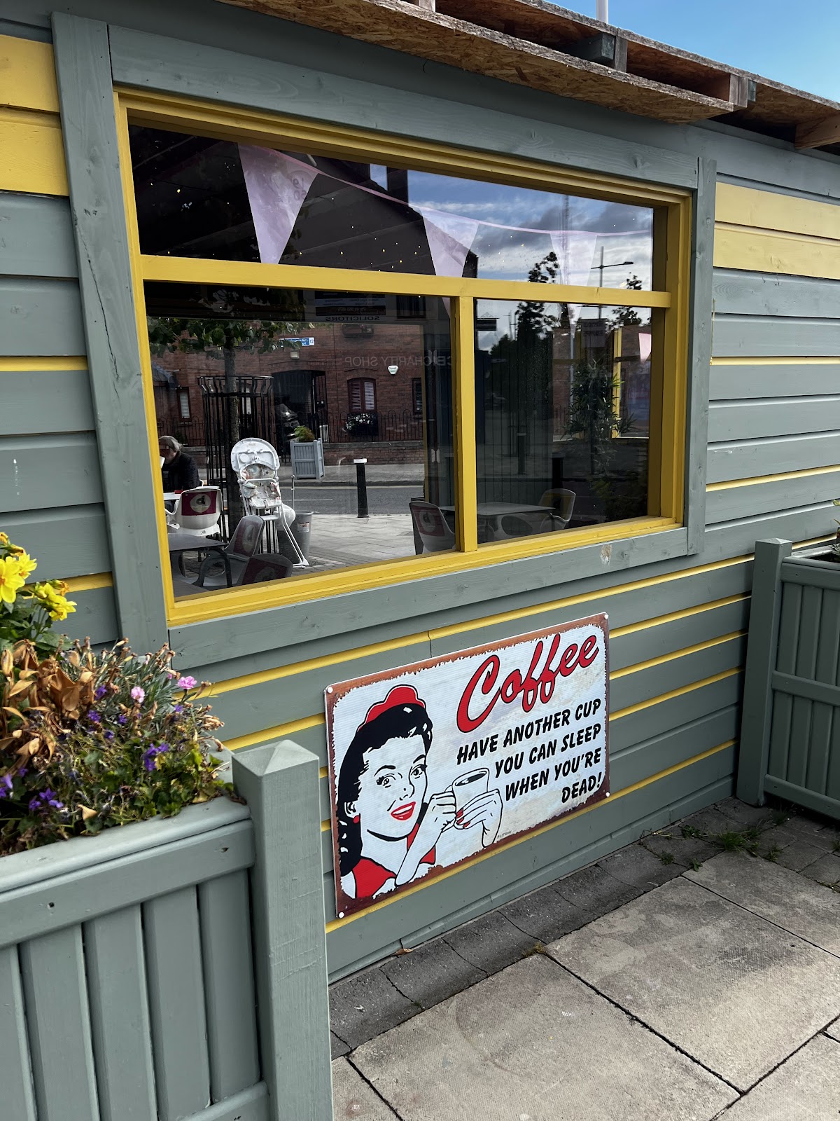Deli-Licious interior
