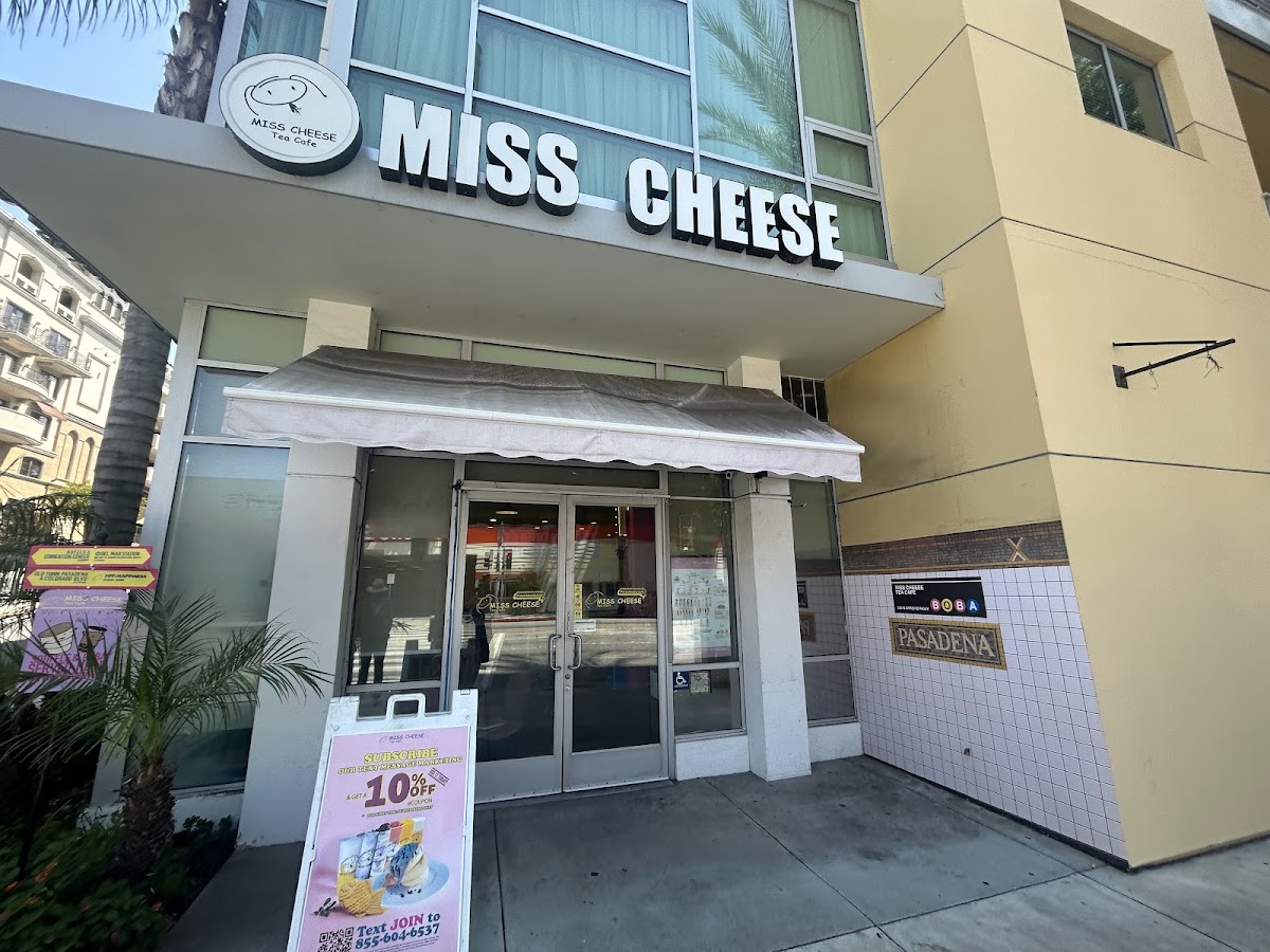Miss Cheese Tea Cafe interior