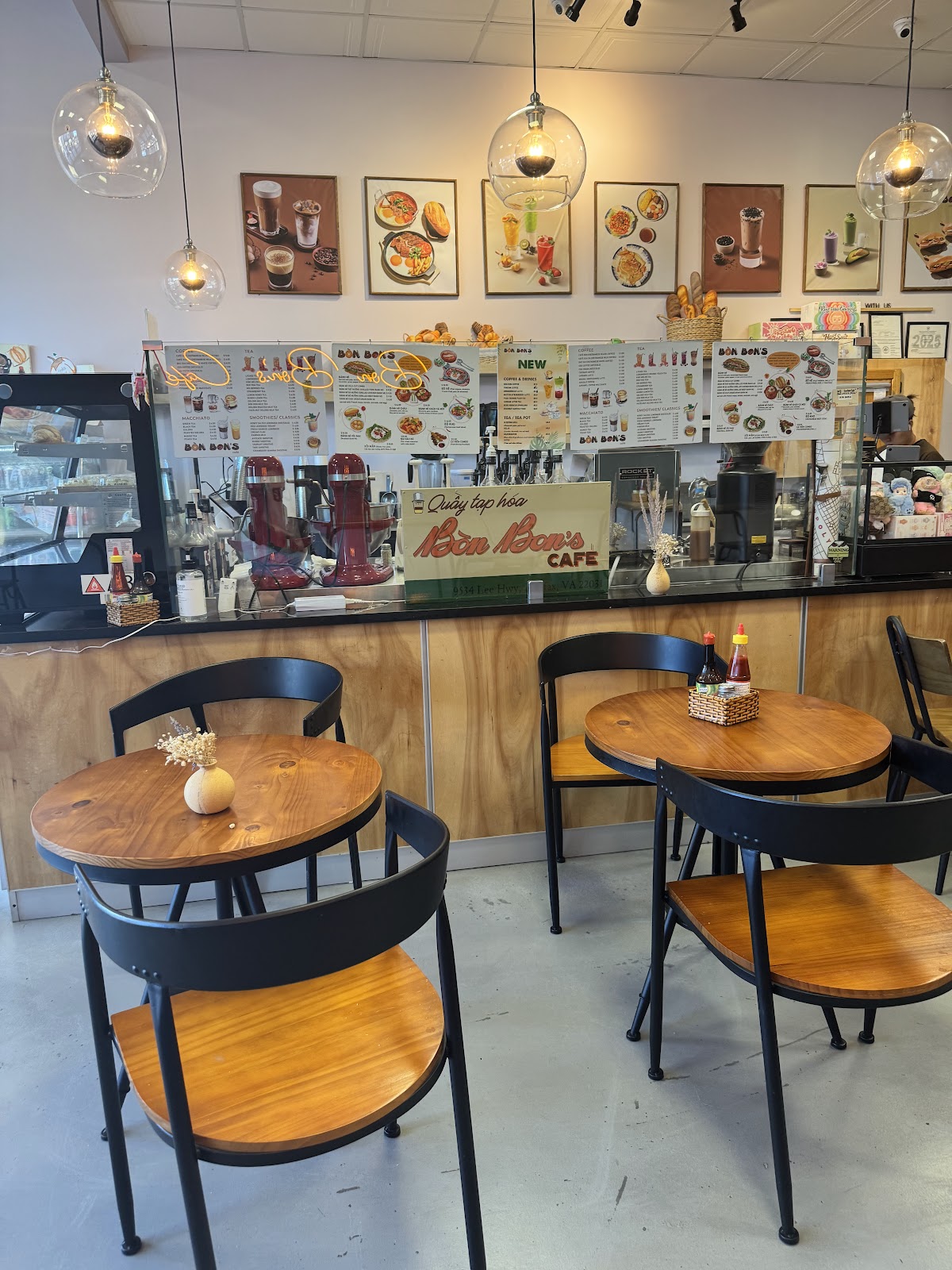 Bon Bon's Cakery & Cafe interior