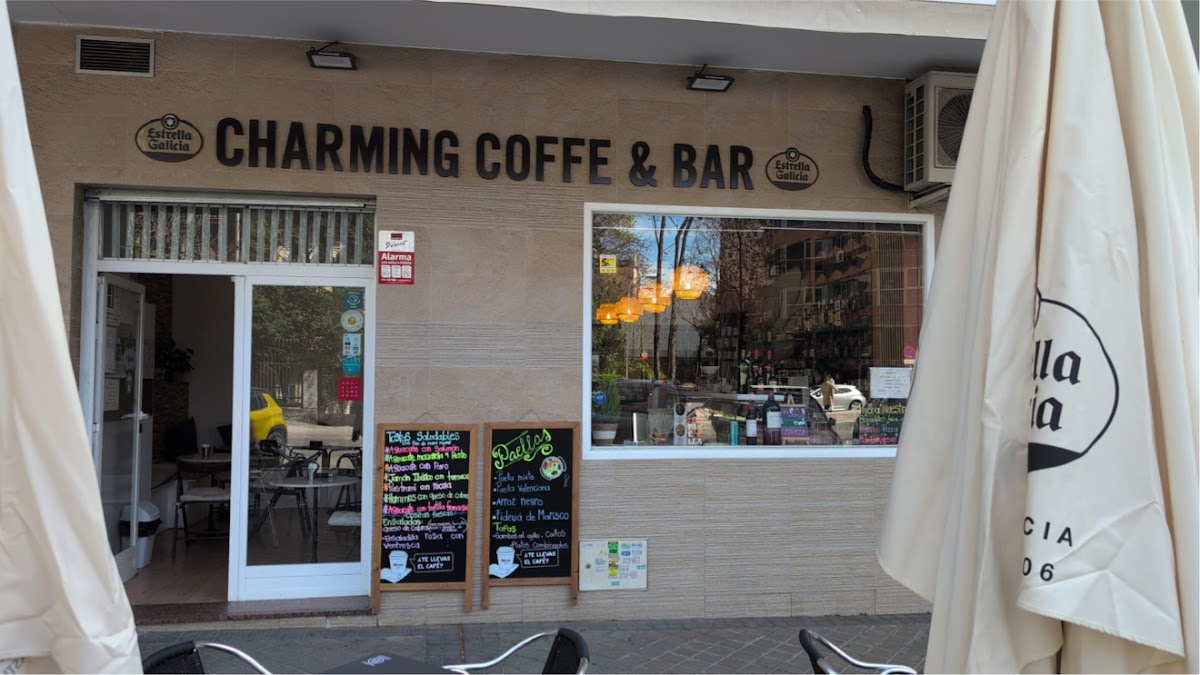 Charming Coffe & Bar interior