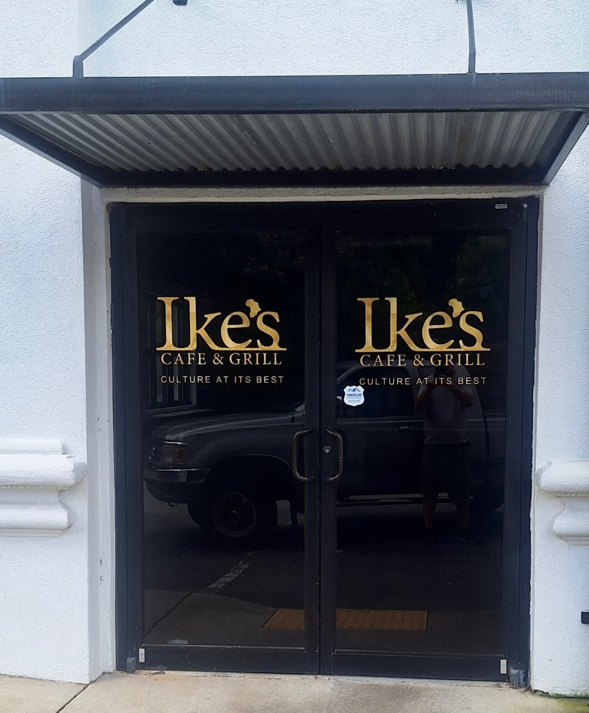 Ike's Cafe and Grill - Marietta interior