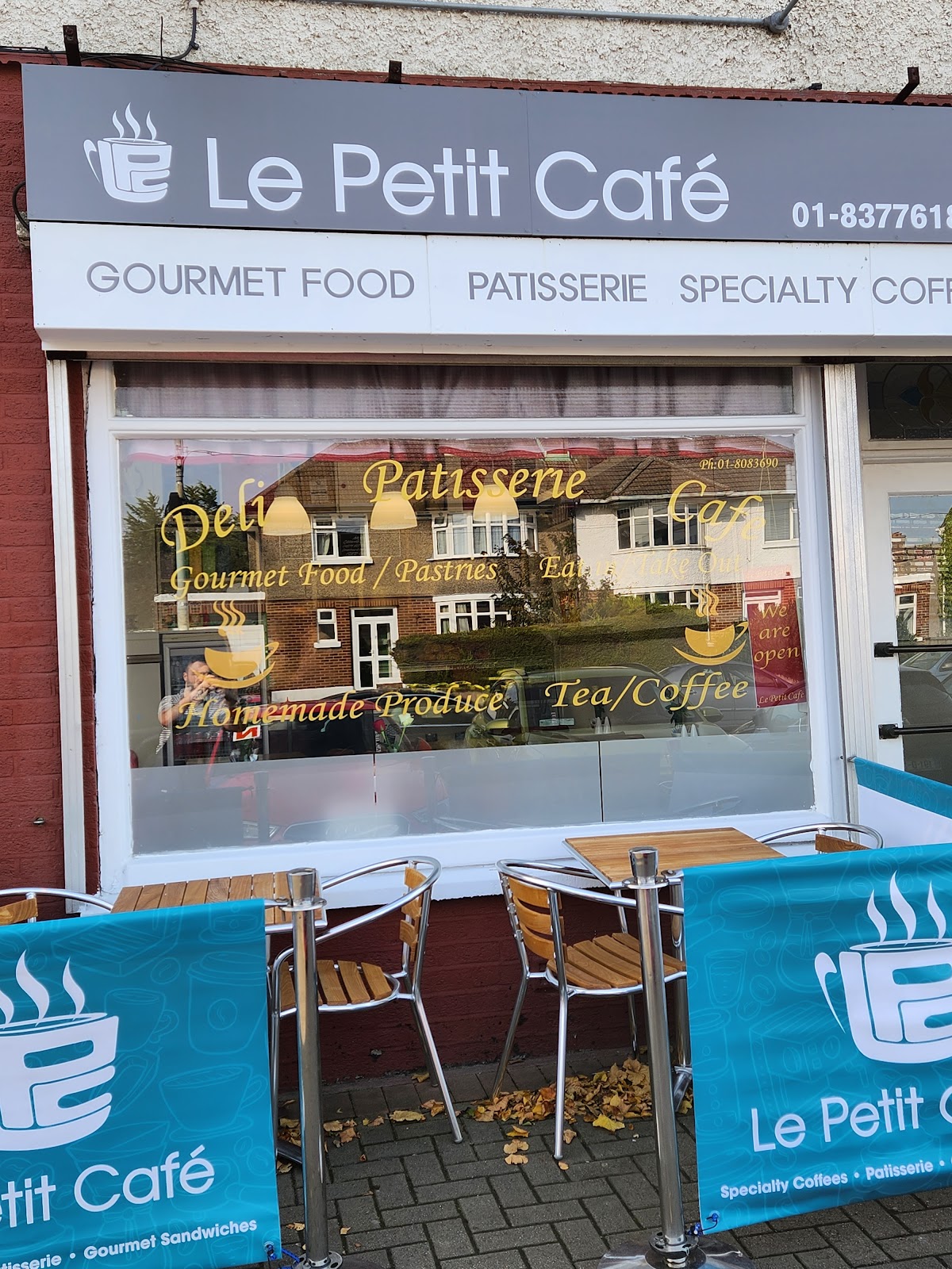 Le Petit Cafe interior