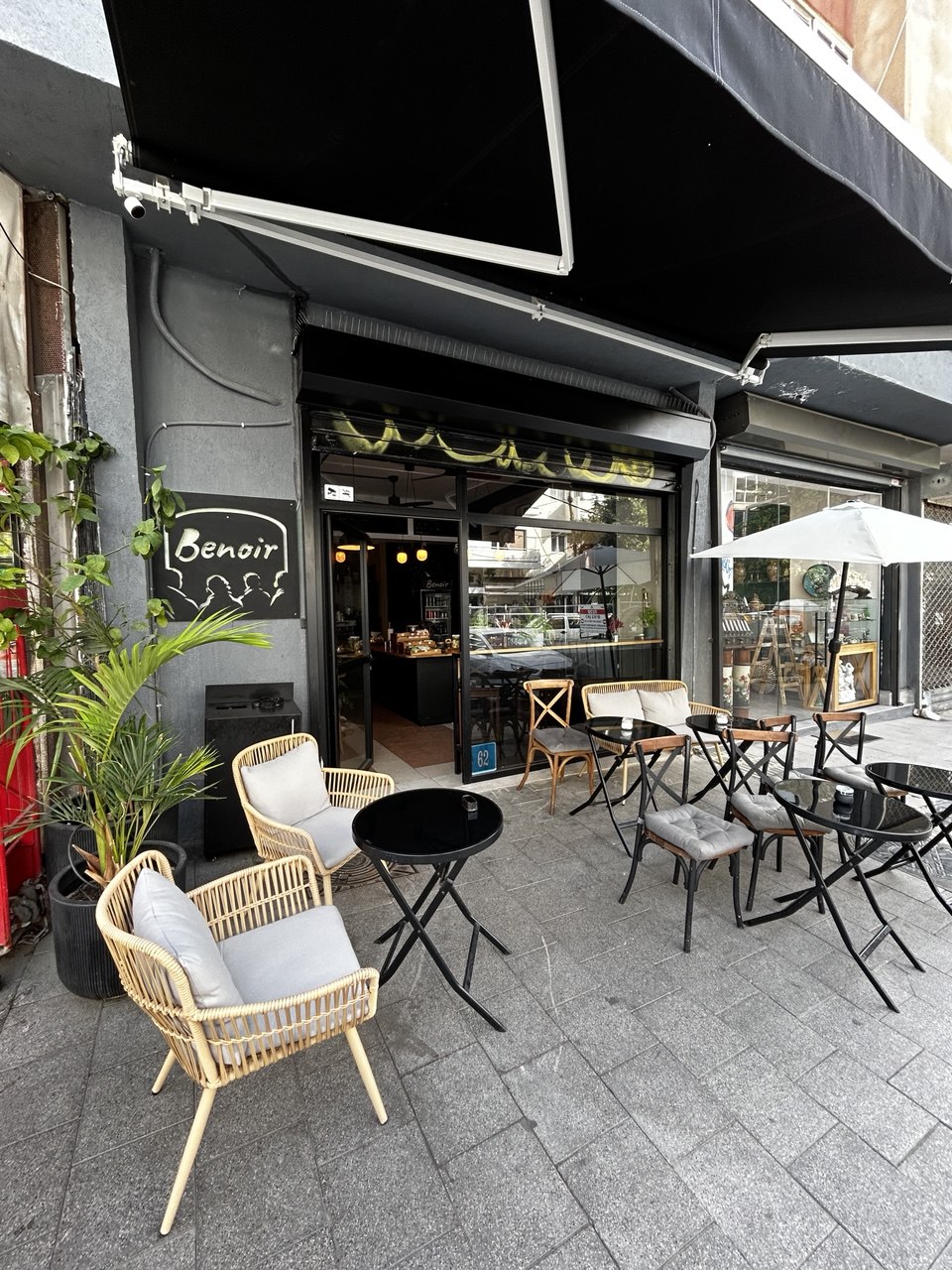 Benoir cafe - בנואר קפה interior