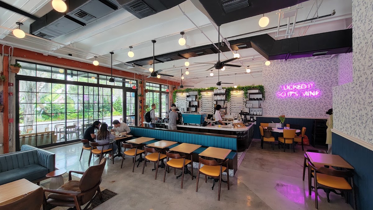 Novela Cafe Social interior