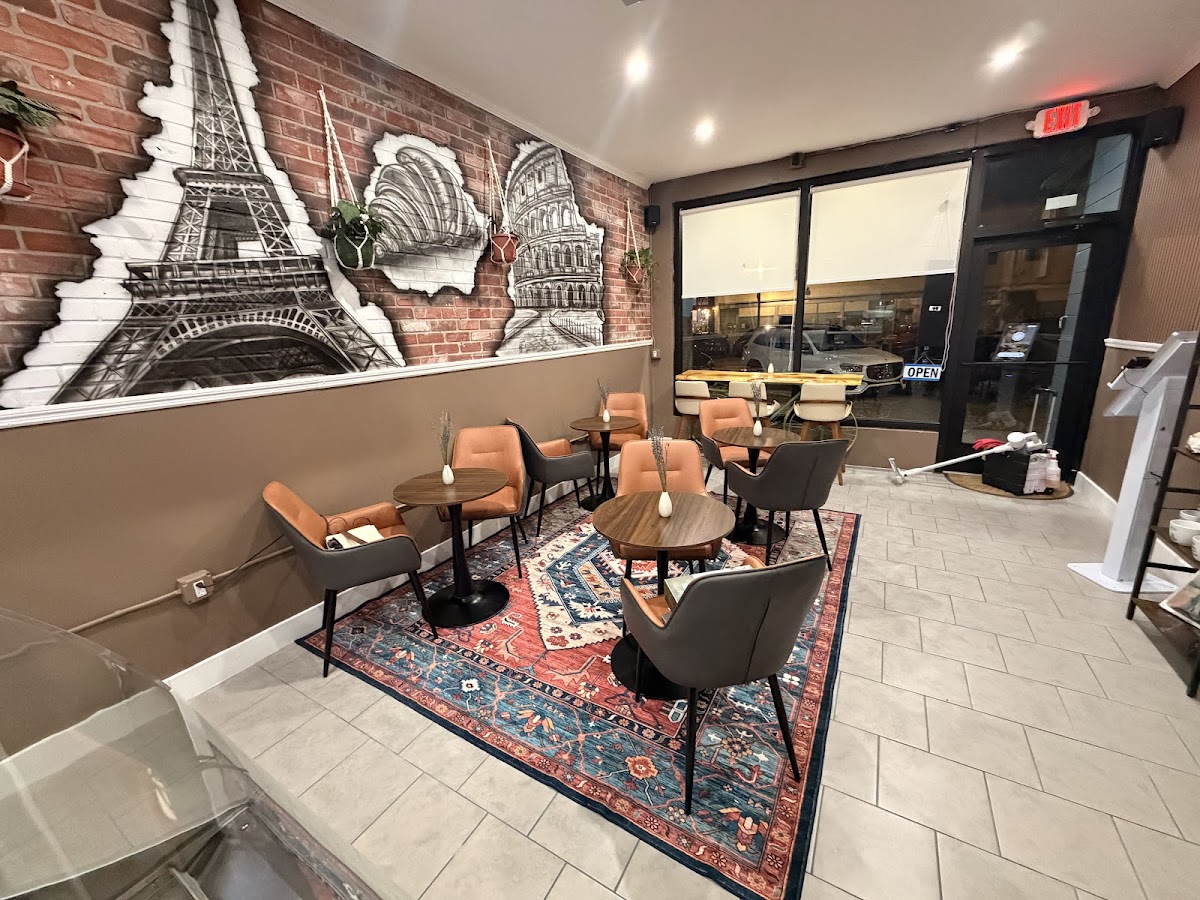 Crispy Avenue Caffe interior