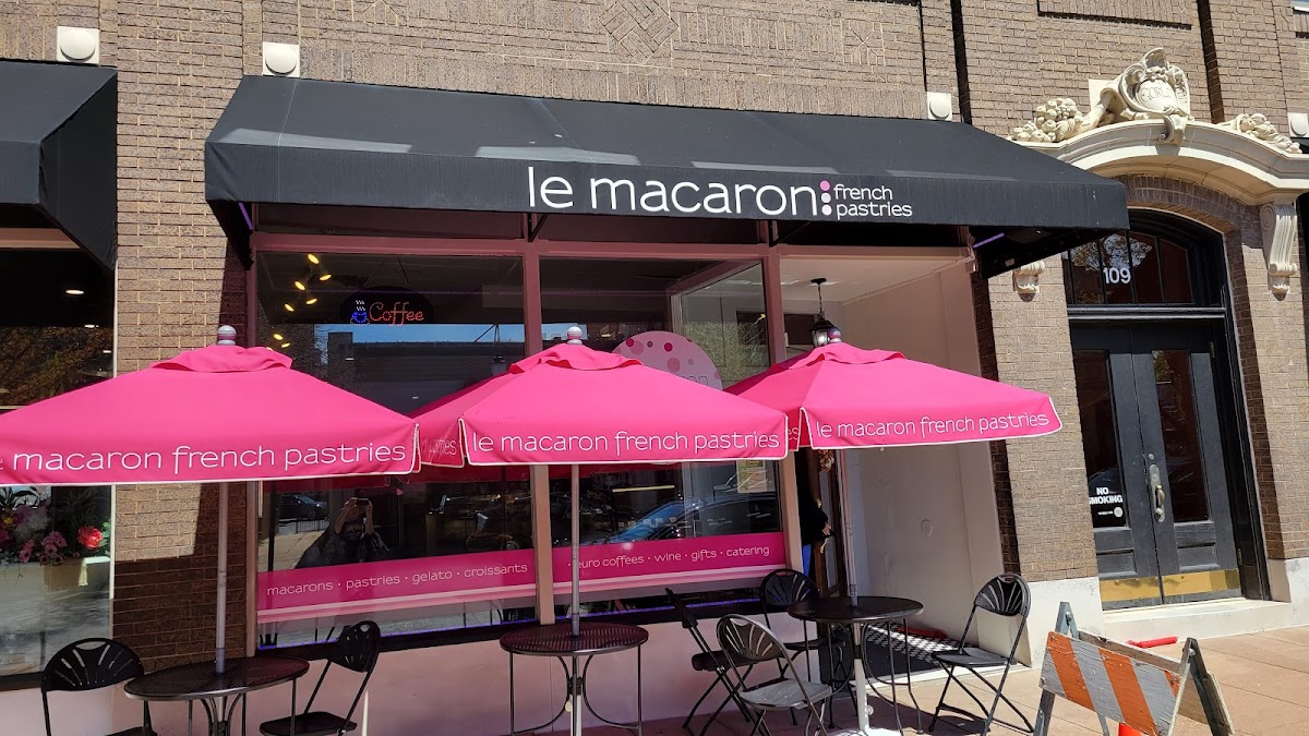 Le Macaron French Pastries of Saint Louis interior