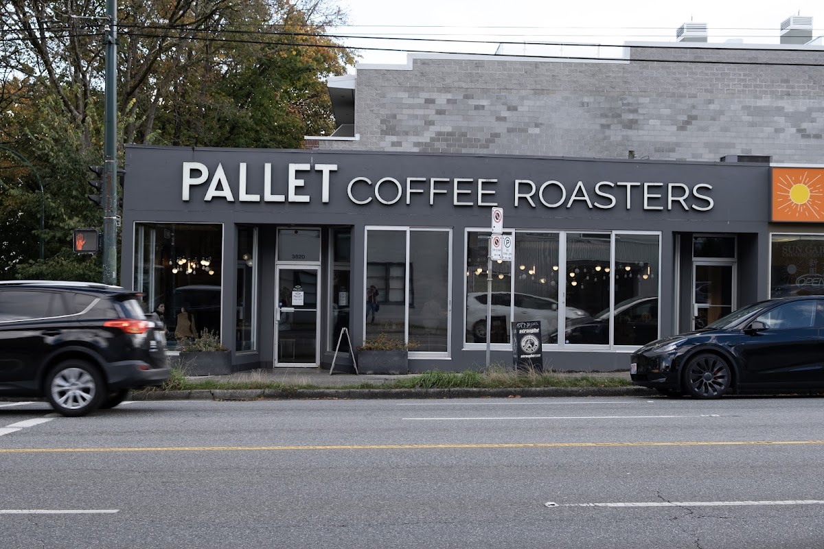 Pallet Coffee Roasters - Oak Street interior