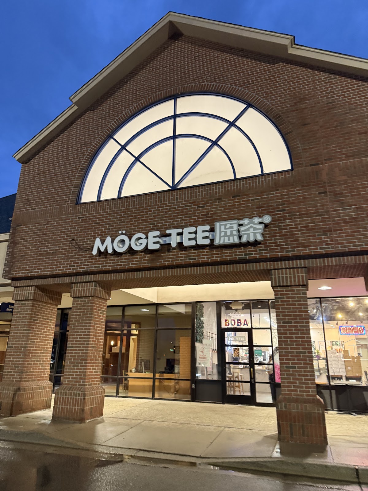 Moge Tee interior