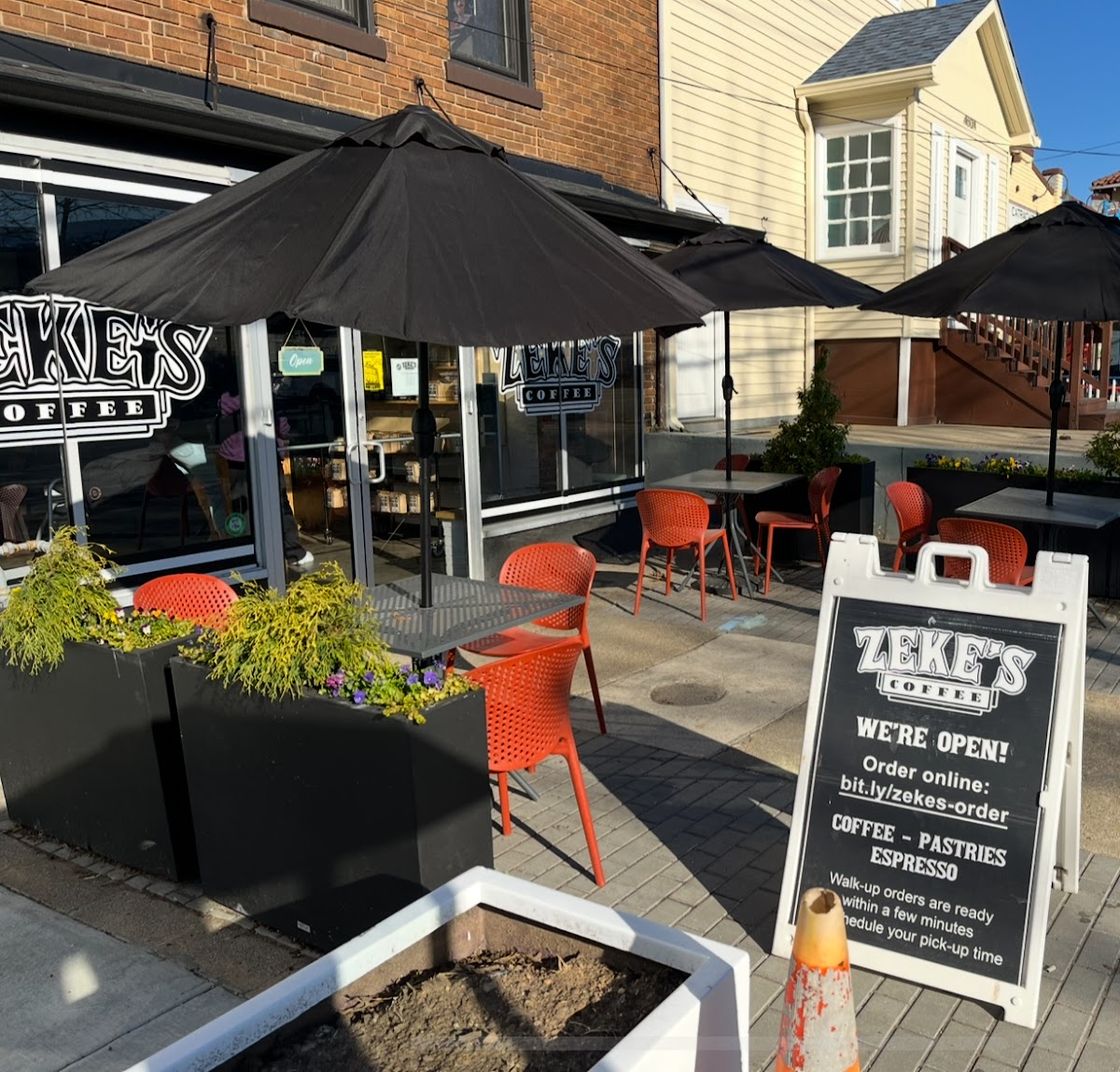 Zeke's Coffee of DC - Uptown interior