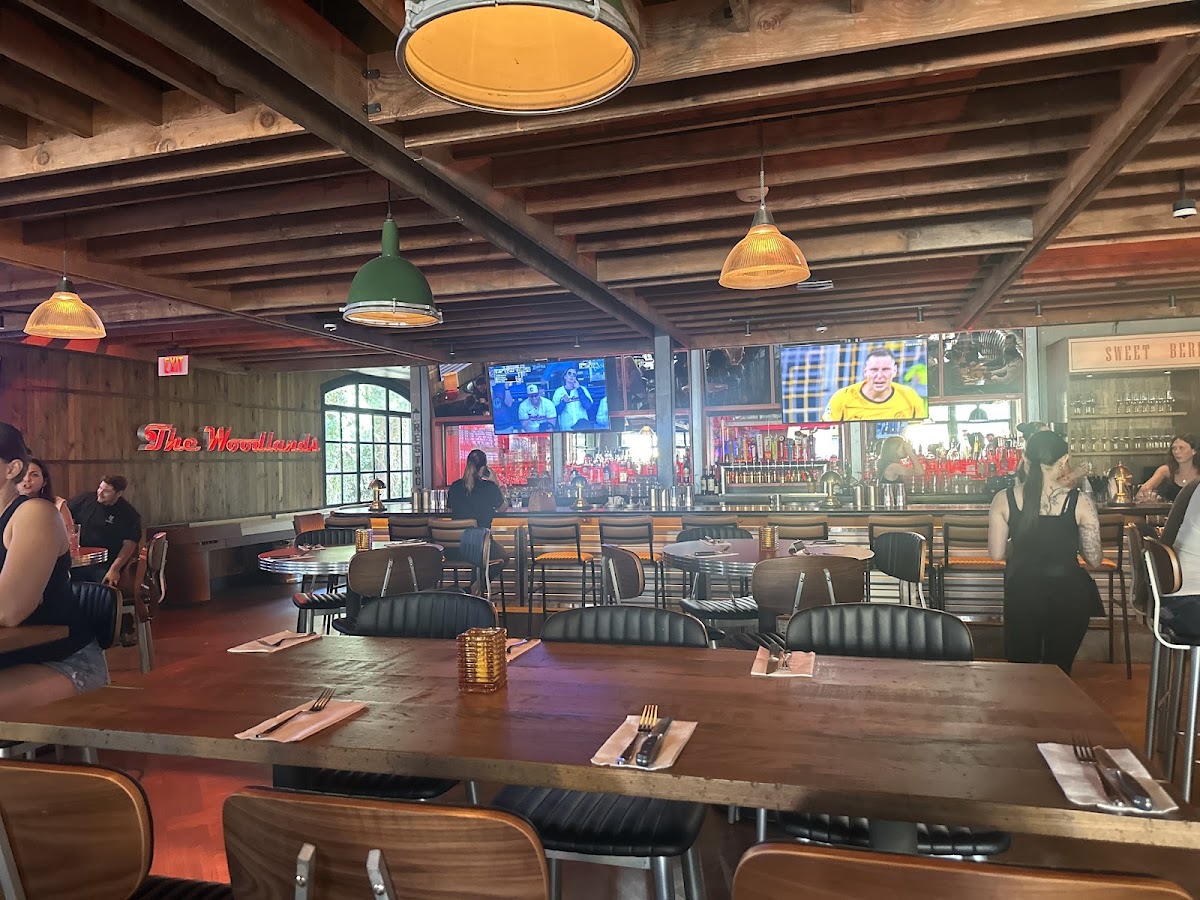 LOCAL Public Eatery - The Woodlands interior