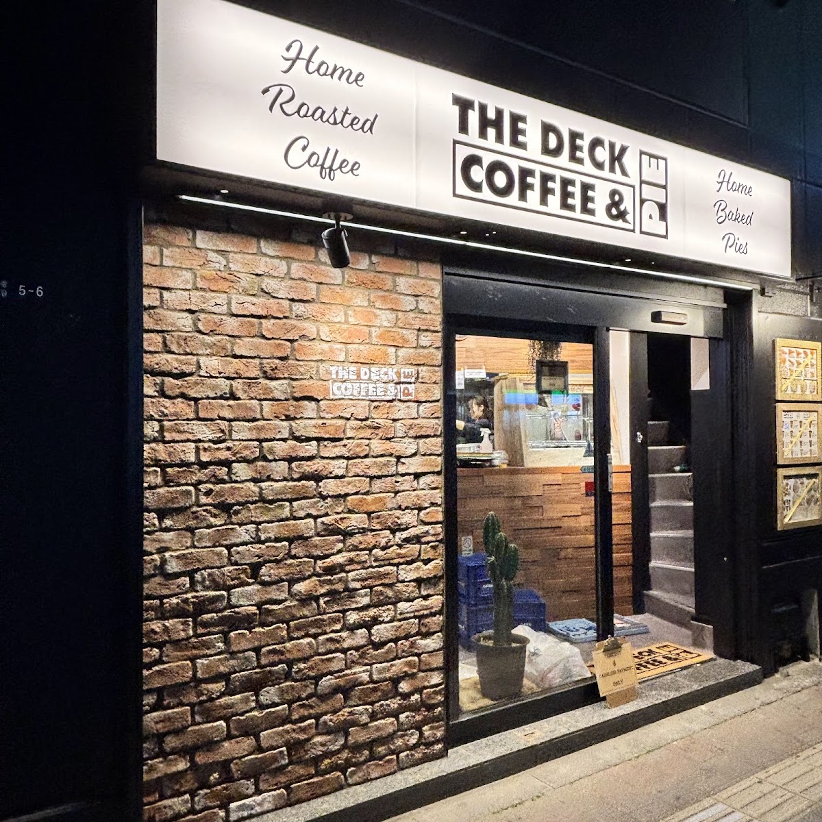 THE DECK COFFEE & PIE TAKE OUT SHOP 西新宿五丁目駅前店 interior