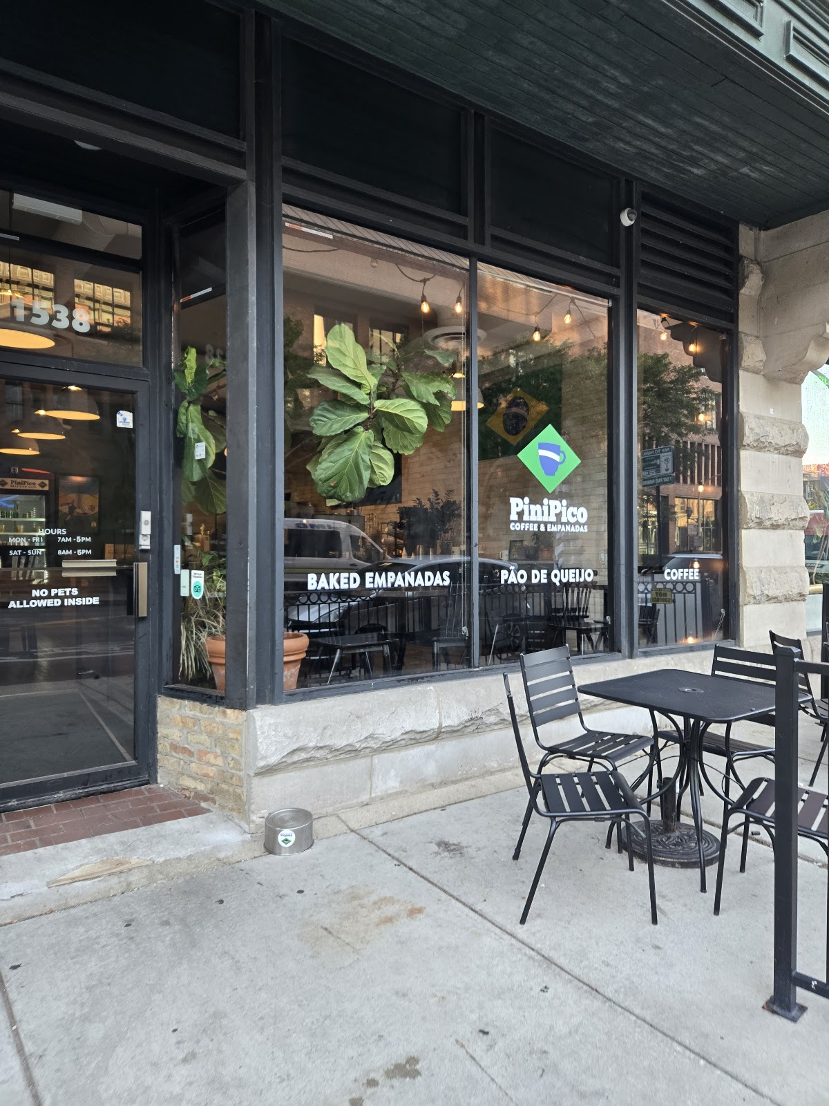 PiniPico Coffee & Empanadas interior