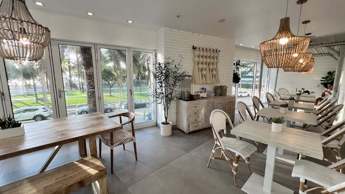 Pura Vida Miami interior