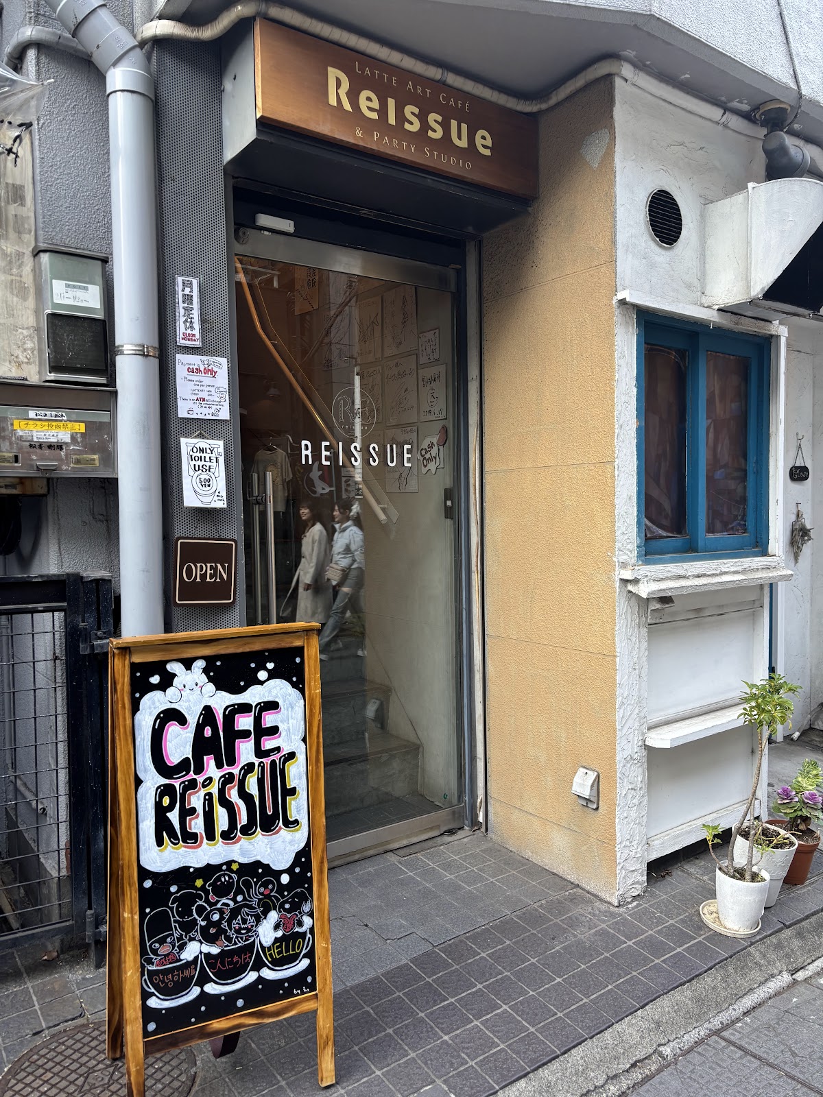 CAFE REISSUE interior